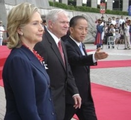 US Secretary of State Hillary Clinton and Secretary of Defense Robert Gates with South Korean Defense Minister Kim Tae-Young prepare to greet visitors at the Korean War Memorial in Seoul, 21 July 2010