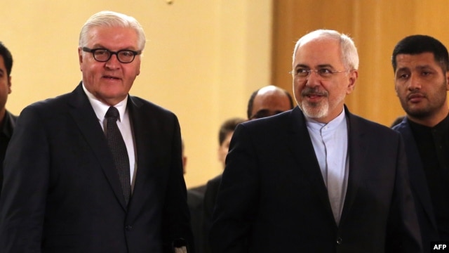 Iranian Foreign Minister Mohammad Javad Zarif (C-R) welcomes with his German counterpart Frank-Walter Steinmeier (C-L) in Tehran, Oct. 17, 2015.