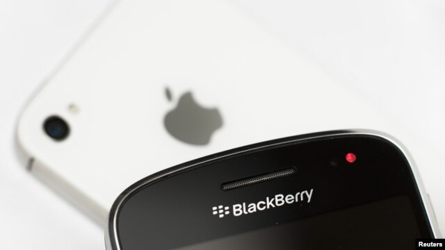 El apagón se produjo mientras cientos de clientes estaban cambiando sus BlackBerry por iPhones o teléfonos con la interfaz Android.