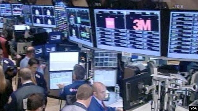 Para pelaku pasar berharap cemas saat para pembuat kebijakan perbankan Amerika bertemu di Washington (Foto: dok).  Bank Sentral AS kemungkinan akan terus membeli obligasi yang didukung kresdit rumah dan berbagai aset lain untuk menjaga tingkat suku bunga tetap rendah (14/11).