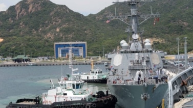 Tàu khu trục tên lửa dẫn đường USS John S. McCain cập cảng Cam Ranh. 