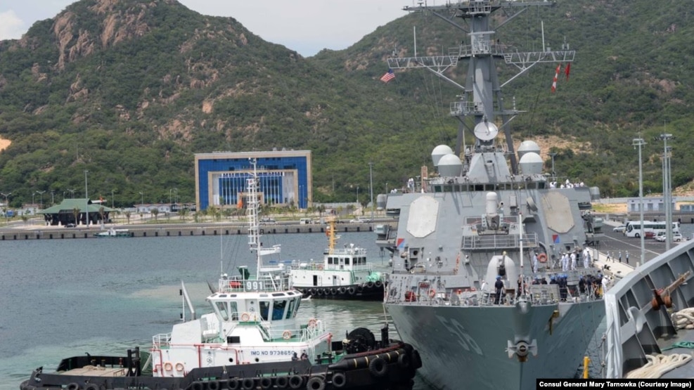 Tàu khu trục tên lửa dẫn đường USS John S. McCain cập cảng Cam Ranh. 