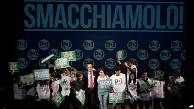 Lider  umereno levičarske Demokratske partija Pjer Luiđi Bersani pozdravlja svoje sledbenike