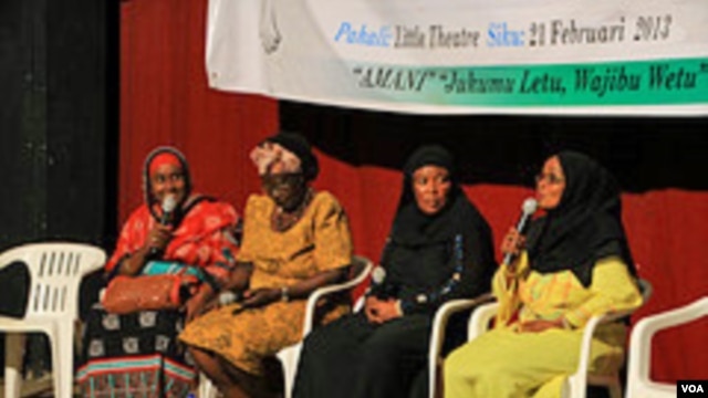 Mombasa county candidates for women's representative debate at the Little Theater in Mombasa, Kenya, on February 21, 2013. (VOA/Jill Craig)