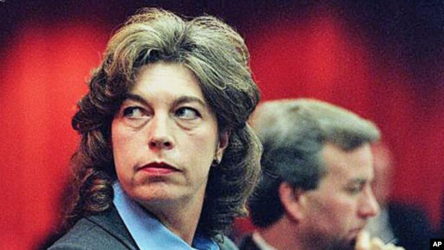 Marianne Gingrich, wife of former House Speaker Newt Gingrich, looks up as she sits next to her attorney John Mayoue during a hearing in Marietta, Georgia, November 1999. (file photo)
