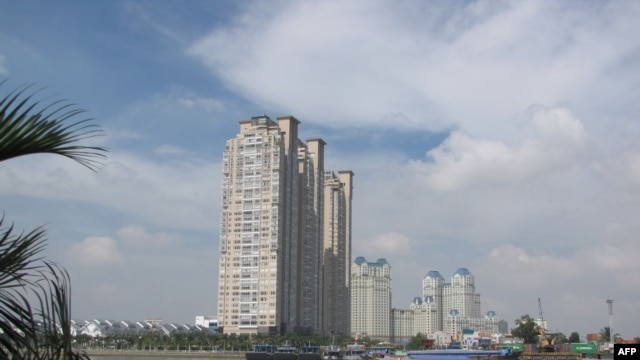 Các tòa nhà cao tầng dọc theo hai bên bờ sông Sài Gòn