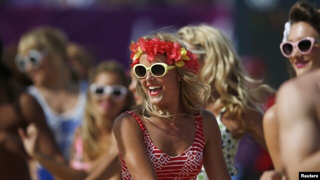 Penampil dalam babak penyisihan bola voli pantai antara Jerman dan Brazil di Olimpiade 2012. (Foto: Reuters/Marcelo Del Pozo) 