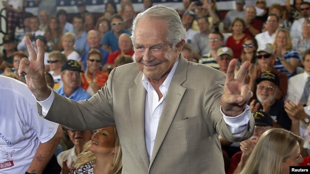 Pat Robertson fue con Mitt Romney a un mitin electoral en Virginia Beach el sábado.