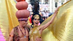 Guests in fancy costumes arrive for the opening ceremony of the 21st Life Ball in front of city hall in Vienna, Austria, May 25, 2013. 