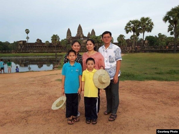 រូបភាពក្រុមគ្រួសាររបស់លោក នី ចរិយា មុនពេលលោកត្រូវបានឃុំខ្លួននៅឯស្នងការដ្ឋាននគរបាលរាជធានីភ្នំពេញក្នុងបទចោទសមគំនិតសូកប៉ាន់សាក្សី។ (រូបភាពផ្តល់ឲ្យ)