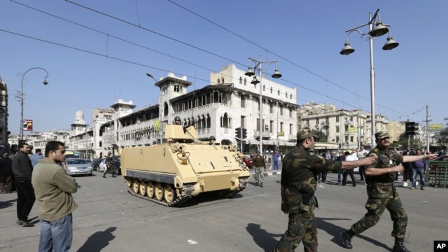 Déploiement militaire près du palais présidentiel au Caire, le 6 déc. 2012