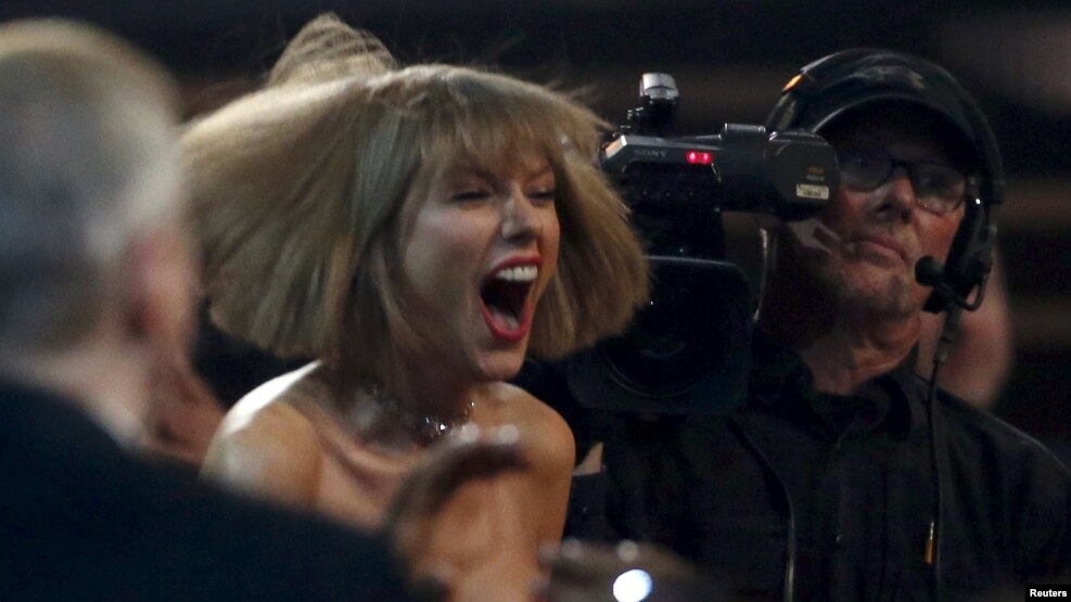 Nữ ca sĩ Taylor Swift tại lễ trao giải Grammy lần thứ 58 ở Los Angeles, California, ngày 15 tháng 2 năm 2016.