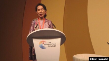 Singapore Summit ထိပ္သီးညီလာခံမွာ မိန္႔ခြန္းေျပာၾကားေနေသာ ေဒၚေအာင္ဆန္းစုၾကည္။ (ဓာတ္ပံုအား ဦးထြန္းေဝ၏ facebook မွ ကူးယူေဖာ္ျပပါသည္။)