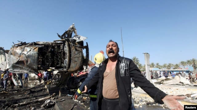 Cư dân bày tỏ sự phẫn nộ tại hiện trường vụ đánh bom ở Hilla, phía nam Baghdad, Iraq, ngày 6/3/2016.