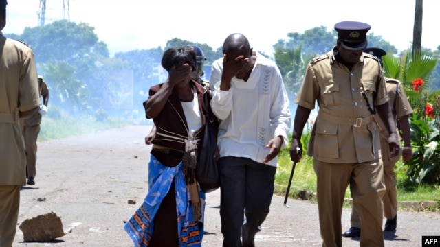 Supporters of former Foreign Affairs minister flee tear gas on March 11, 2013 during a demonstration in Blantyre. 