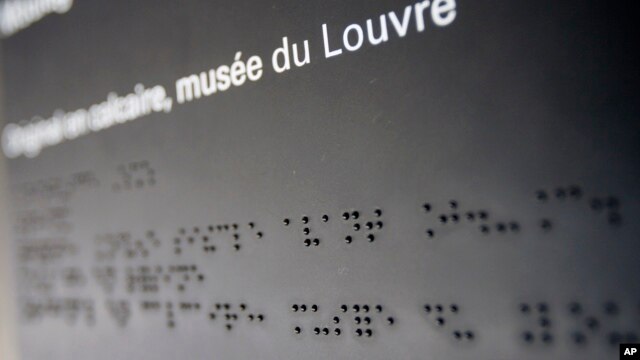 Hàng chữ Braille trong cuộc triển lãm dành cho người mù và khiếm thị tại Bảo tàng Louvre ở Paris.