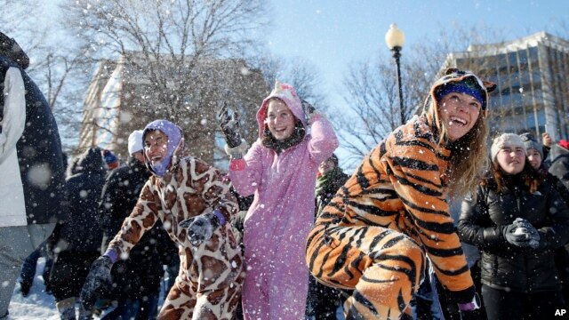 جوانان در حال برف بازی در پایتخت آمریکا - ۲۴ ژانویه ۲۰۱۶