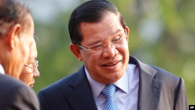 Thủ tướng Campuchia (phải) bênh vực lập trường của giới lãnh đạo Campuchia khi đảm nhận vai trò chủ tịch luân phiên của ASEAN trong vấn đề tranh chấp Biển Đông.