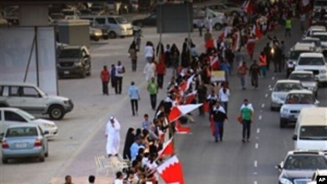 Bahraini anti-government protesters form a human chain Saturday, March 5, 2011, stretching about seven kilometers (four miles) around Manama, Bahrain, from the country's main Fateh Mosque to the Pearl roundabout