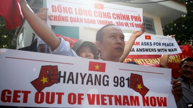 Biểu tình phản đối việc Trung Quốc đưa giàn khoan vào hoạt động trong vùng biển ngoài khơi Việt Nam.