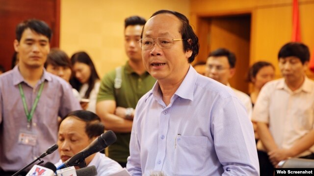 Thứ trưởng Bộ Tài nguyên và Môi trường Võ Tuấn Nhân phát biểu trong cuộc họp báo về việc cá chết hàng loạt ở bờ biển miền trung Việt Nam gần đây, tại Hà Nội, Việt Nam ngày 27 tháng 4 năm 2016.