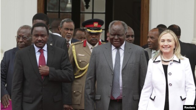 A wan nan hoto daga hanun dama sakatariyar harkokin wajen Amurka Hillary Clinton ce da shugaban kasar kenya Mwai Kibaki.