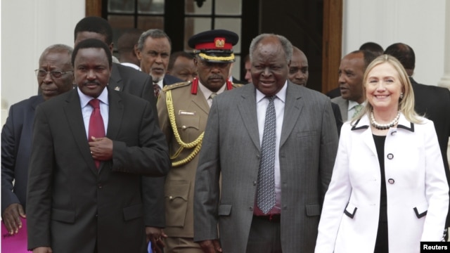 Kenya's President Mwai Kibaki (C), flanked  by U.S. Secretary of State Hillary Clinton (R) and his vice president Kalonzo Musyoka (L), after a meeting at State House in Nairobi, August 4, 2012. 