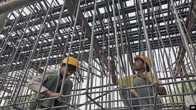 Laborers work at a flyover construction site in Mumbai, 29 Dec 2010
