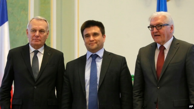 Ngoại trưởng Pháp Jean-Marc Ayrault, Ngoại trưởng Ukraine Pavlo Klimkin và Ngoại trưởng Đức Frank-Walter Steinmeier chụp hình tại buổi họp báo ở Kiev, Ukraine, ngày 23/2/2016. 