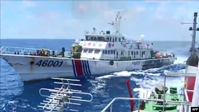 Ảnh chụp từ video của tàu Tuần duyên Việt Nam 2016 cho thấy tàu Tuần duyên Trung Quốc 46001 đuổi theo tàu của Việt Nam gần địa điểm giàn khoan 981.