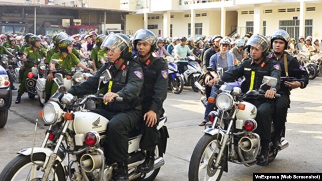 Cuộc xuống đường trấn áp nạn cướp giật ở thành phố diễn ra gần nửa tháng sau khi Bí thư thành ủy Đinh La Thăng làm việc với công an.