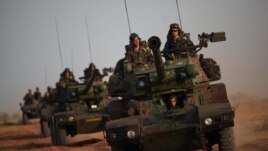 Sojojin Faransa a cikin motocin yaki a Mali. 