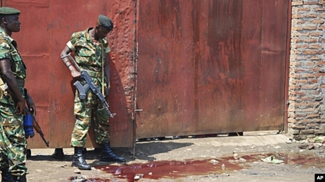 Burundian security forces inspect scene of shooting at a bar in Gatumba, Bujumbura-rural, Sept. 2011 (file photo).