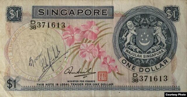Đồng tiền người lính Singapore ký tặng tác giả để làm kỷ niệm (ảnh Bùi Văn Phú)