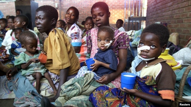 Malnourished Malawian children sit with their mothers at a feeding center at the Zomba Central Hospital 60 km's north of Blantyre (file photo). 