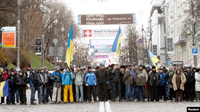 Người biểu tình đứng gần rào chắn trên đường phố ở thủ đô Kyiv, ngày 2/12/2013.