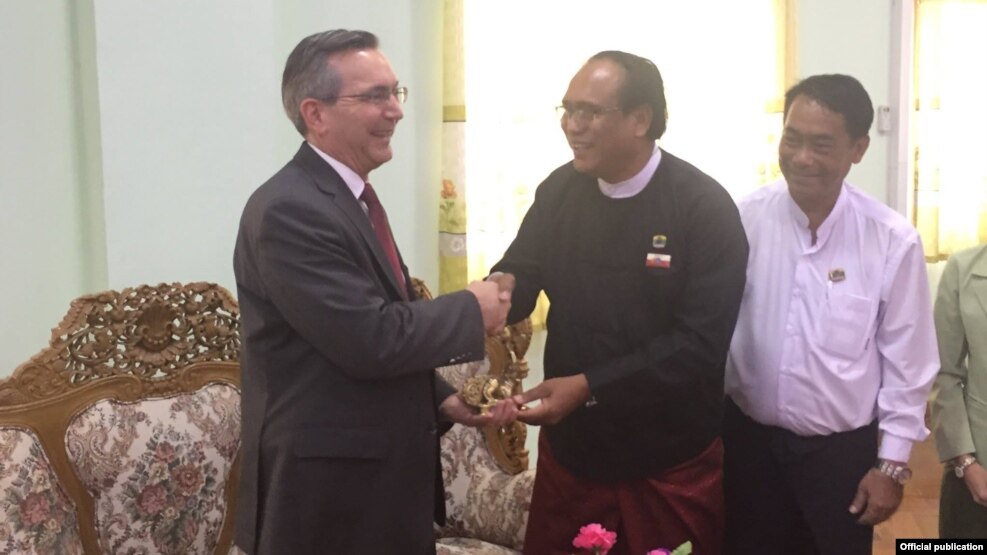 ျမန္မာႏုိင္ငံဆုိင္ရာ အေမရိကန္သံအမတ္ႀကီး Scot Marcial ရခိုင္ျပည္နယ္ကိုေရာက္ရွိစဥ္။ သတင္းဓာတ္ပံု- U.S. Embassy Rangoon