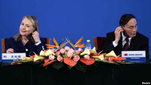 La secretaria Hillary Clinton y el viceprimer ministro chino Wang Qishan trabajan en la sintonía entre ambas naciones.