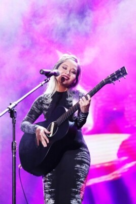 Hình ảnh của Mai Khôi trên sân khấu thường là cùng với cây đàn guitar.