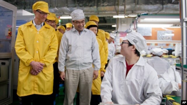Giám đốc điều hành Apple Tim Cook (trái) thăm dây chuyền sản xuất iPhone tại cơ sở sản xuất Foxconn ở Trung Quốc. Các công ty lớn của Mỹ như Apple sản xuất tại Trung Quốc, nhưng bán sản phẩm tại Hoa Kỳ.