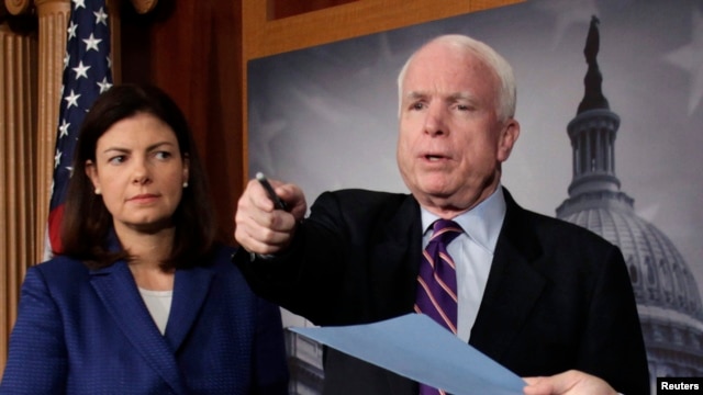 Thượng nghị sĩ John McCain và Kelly Ayotte (trái) nói chuyện tại cuộc họp báo trong thủ đô Washington