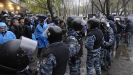 Riot police separate opposition and pro-government activists outside an election precinct in Kiev where the opposition alleged election fraud in Kiev, Ukraine, November 2, 2012.