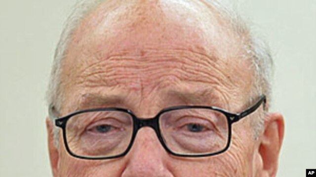 Former IAEA Director General Hans Blix, speaking to reporters, in Seoul, November 29, 2011