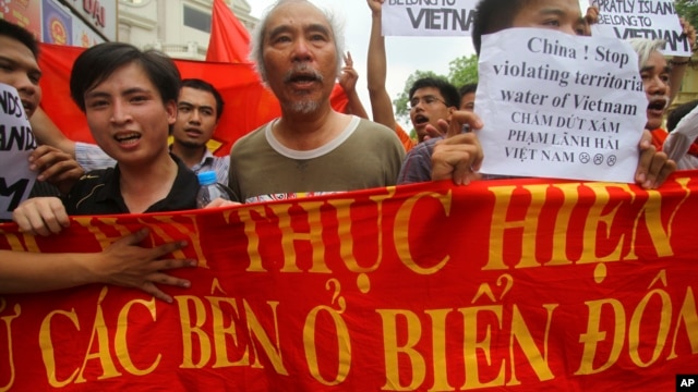 Nhiều cuộc biểu tình phản đối hành động lấn lướt của Trung Quốc ở biển Đông đã bùng ra ở Việt Nam.
