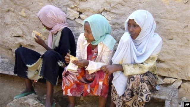 Para imigran Ethiopia di Bossaso, kota semi-otonomi wilayah Puntland menunggu diberangkatkan ke Yaman. Kota ini merupakan tempat pemberangkatan untuk melintasi teluk Aden menuju Yaman (Foto: dok). Sedikitnya 18 imigran Afrika Timur dikhawatirkan tewas saat sebuah kapal yang mengangkut 60 imigran karam di lepas pantai kota ini, Selasa (18/12).