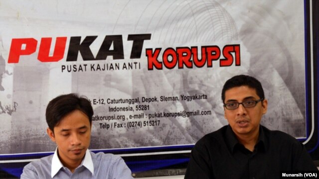 Zaenur Rochman (kiri) dan Zainal ARifin Mochtar di kantor PUKAT UGM, Jumat, 21 Nov 2014 (Foto: VOA/Munarsih)
