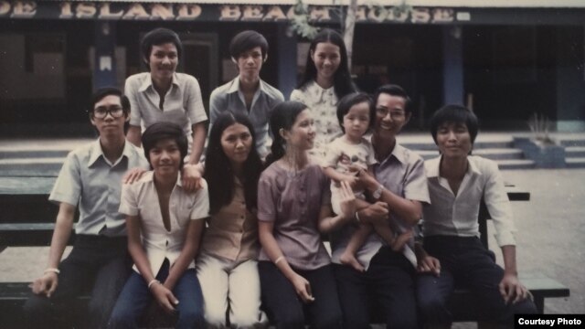 Tác giả, bên phải, cùng với gia đình người anh họ trên đảo Grande Island ở Subic Bay, Philippines tháng 5/1975 (ảnh Bùi Văn Phú)