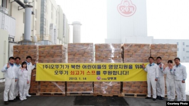 대북지원 쇠고기 수프 물품 앞에서 기념촬영한 한국 식품기업 '오뚜기' 직원들 .