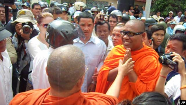 Loun Savath said Thursday he is following the teachings of Buddha by defending human rights and he vowed to continue his activism.