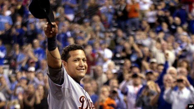 El venezolano Miguel Cabrera, de los Tigres de Detroit, saluda al ser reemplazado durante la cuarta entrada del juego contra Kansas, al anunciarse que había ganado la triple corona de bateo.